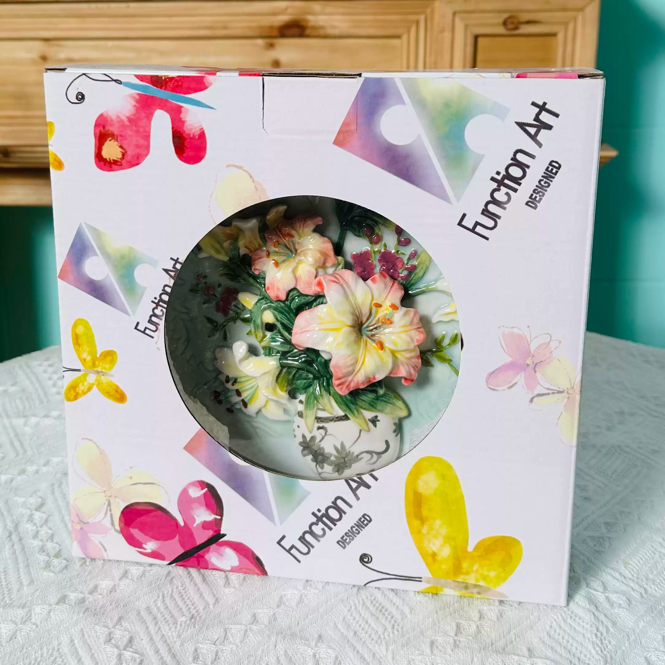 Retro-style Ceramic decorative plate in the shape of a lily, suitable as a gift for weddings or birthdays