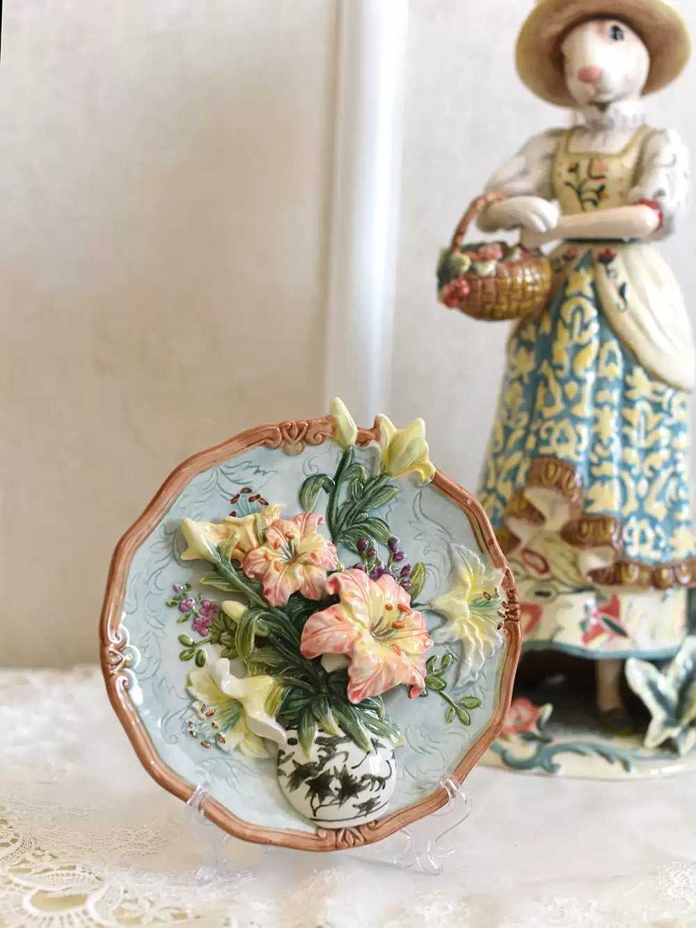 Retro-style Ceramic decorative plate in the shape of a lily, suitable as a gift for weddings or birthdays
